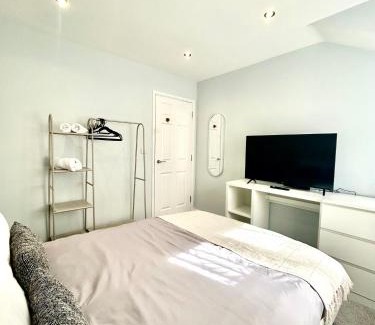 Telford Apartment | Modern 2Bed Netflix & Free Parking Telford Gem