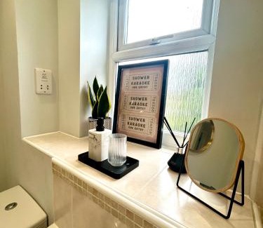 Telford Apartment | Modern 2Bed Netflix & Free Parking Telford Gem