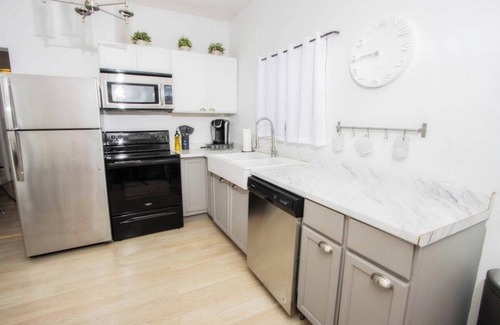 Eastside Promise Neighborhood House | Modern 2BR/2BA, Pickleball – Close to Downtown!
