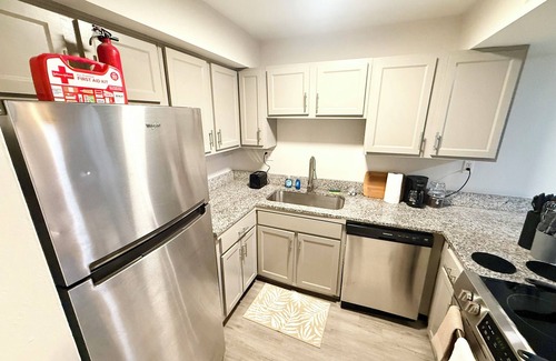 Crestline Heights Apartment | Modern 2BR Apartment Pool Access Near UAB & St. Vincent Fast WiFi W/D