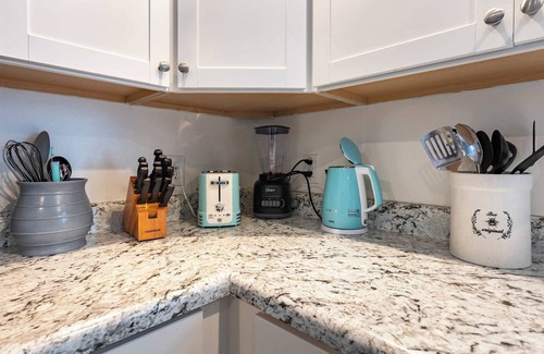 Near Northside Apartment | Modern 2BR City-Center Apt – 10 min to Downtown | Free Parking & WiFi