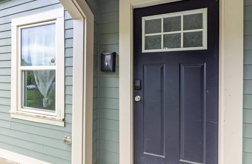 Near Northside Apartment | Modern 2BR City-Center Apt – 10 min to Downtown | Free Parking & WiFi