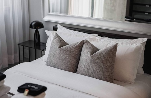 Old Montreal Apartment | Modern 2br Condo in Heart of Old Port