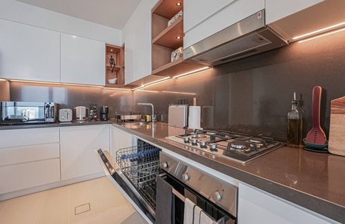 Dubai Marina Apartment | Modern 2BR HighFloor Haven - Vida Marina