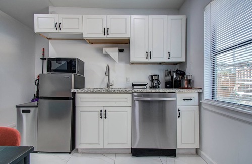 Greater East End Apartment | Modern 2BR Houston Stay | Central & Cozy
