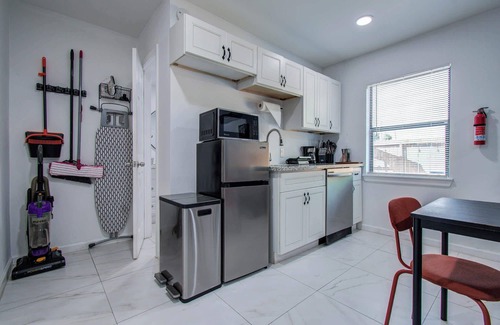 Greater East End Apartment | Modern 2BR Houston Stay | Central & Cozy
