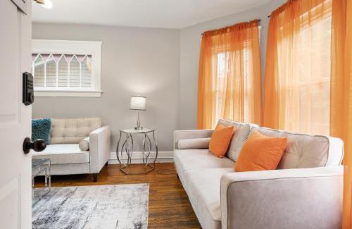 Southside Apartment | Modern 2BR Mins to Univ, Zoo, Destiny, Downtown