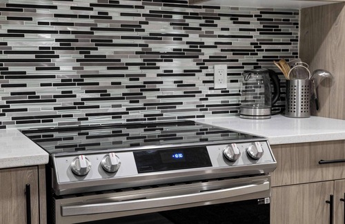 Evanston House | 🏡 Modern 2BR Private Suite Free Banff Pass Netflix New Build in Evanston!