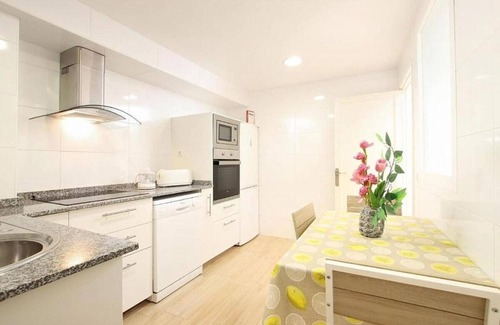 Puerto de Pollensa Apartment | Modern 2nd Floor Apt. A/C, Large Balcony in the Centre of Port de Pollenca, 5mins walk to the Beach!