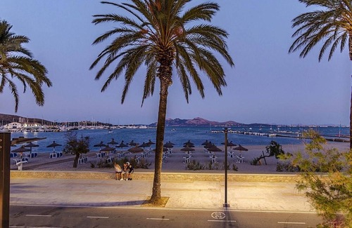 Puerto de Pollensa Apartment | Modern 2nd Floor Apt. A/C, Large Balcony in the Centre of Port de Pollenca, 5mins walk to the Beach!