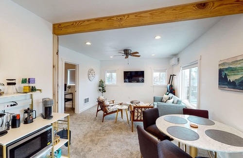 Enumclaw House | Modern, 2nd-floor duplex with a work station, and mountain views - near downtown