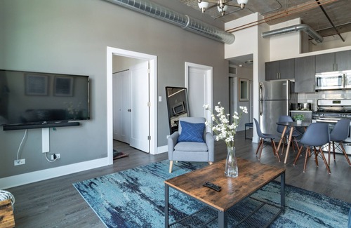 Near South Side Apartment | Modern 3/2 in Chicago Downtown Modern Apartment