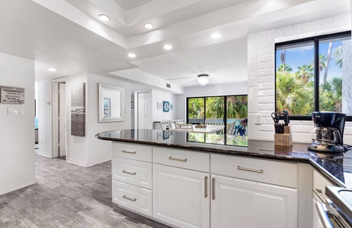 Siesta Key Condo | Modern 3 Bed/2.5 bath Gulf Side Condo Steps from Siesta Key Village and Beach!