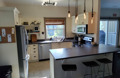 The Blue Mountains Condo | Modern 3 Bedroom, 2 Bath Condo w/pool near village