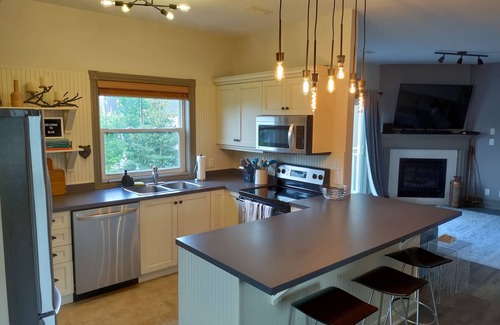 The Blue Mountains Condo | Modern 3 Bedroom, 2 Bath Condo w/pool near village