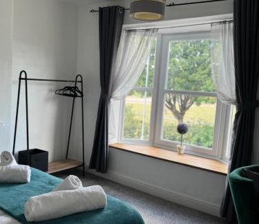 Loughborough House | Modern 3-Bed Family Home Sleeps 6 Fast- Wi-Fi Free-Parking- Private Patio