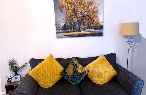 Loughborough House | Modern 3-Bed Family Home Sleeps 6 Fast- Wi-Fi Free-Parking- Private Patio