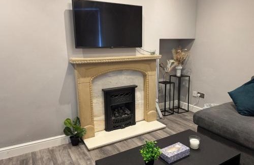 Wolverhampton House | Modern 3-Bed Home with Parking & Garden Wolverhampton