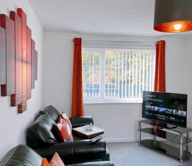 Chorley Apartment | Modern 3 Bed house with parking - Chorley near M61