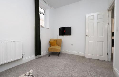 Skewen Apartment | Modern 3 Bed - M4 ACCESS - Wi-Fi