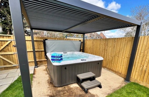 New Forest District Cottage | Modern 3-bed New Forest Village Luxury Cottage with Hot Tub