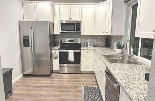 Southeastern Sacramento House | Modern 3-bedroom house : walking distance to UC Davis Hospital.