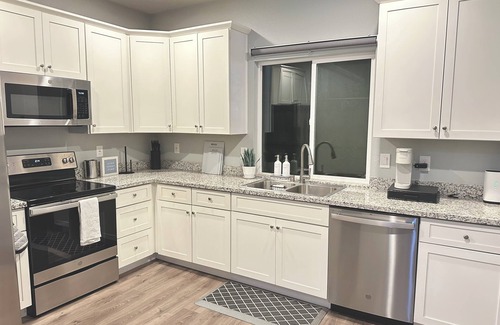 Southeastern Sacramento House | Modern 3-bedroom house : walking distance to UC Davis Hospital.