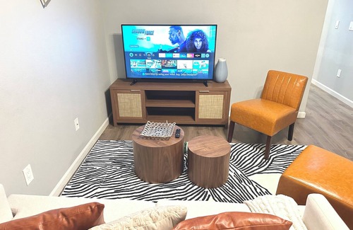 Southeastern Sacramento House | Modern 3-bedroom house : walking distance to UC Davis Hospital.