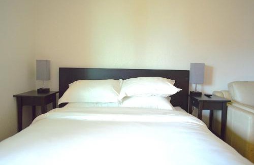 Berkeley Apartment | Modern 3 Bedroom Suite with AC for Family and Work group