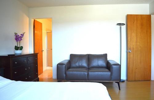 Berkeley Apartment | Modern 3 Bedroom Suite with AC for Family and Work group