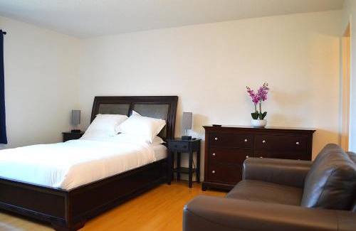 Berkeley Apartment | Modern 3 Bedroom Suite with AC for Family and Work group