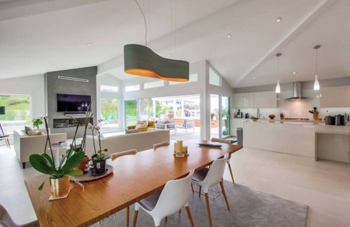 La Jolla Mesa House | Modern 3-Br Beach House In La Jolla with Stunning Views