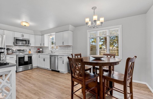 Appleton House | Modern 3 BR Home Private Yard, close to highway!