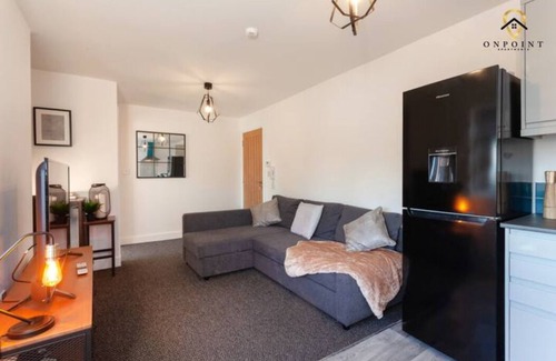 Smethwick Apartment | Modern 3-Storey Apartment & Free Parking