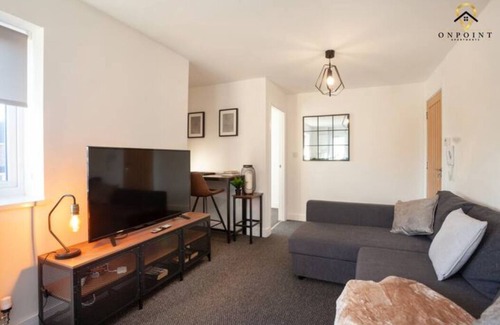 Smethwick Apartment | Modern 3-Storey Apartment & Free Parking