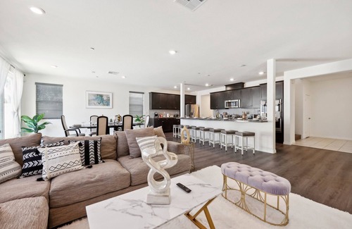 Sun City House | Modern 3000 sqft 5-BR House, Gated Yard, Garage