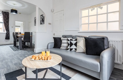 Swinton House | Modern 3BD House, free parking, Manchester/Salford