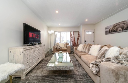 Northwest Edmonton House | ☆Modern 3BDRM Home☆King Bed★Central🗲Wifi✔Clean!