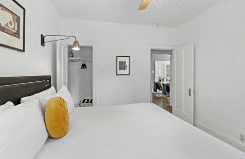 Lake View East Apartment | Modern 3BR Apt in Boystown, 12-min walk to Wrigley - Stratford 1S