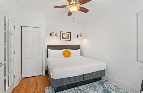 Lake View East Apartment | Modern 3BR Apt in Boystown, 12-min walk to Wrigley - Stratford 1S