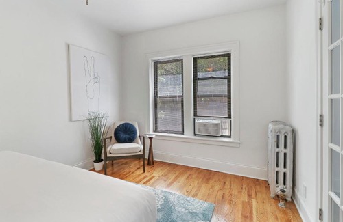 Lake View East Apartment | Modern 3BR Apt in Boystown, 12-min walk to Wrigley - Stratford 1S