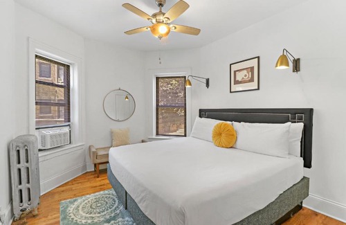 Lake View East Apartment | Modern 3BR Apt in Boystown, 12-min walk to Wrigley - Stratford 1S