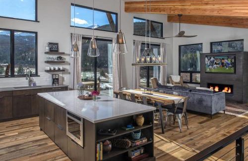 Blue River House | Modern 3BR Chalet with Hot Tub and Mt Quandary Views