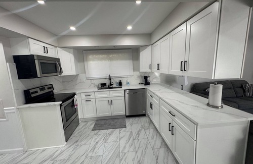 Sterling Heights House | Modern 3BR Family Retreat -Fast Wi-Fi Smart TV Prime Location