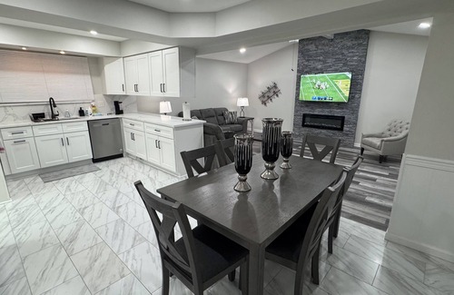 Sterling Heights House | Modern 3BR Family Retreat -Fast Wi-Fi Smart TV Prime Location