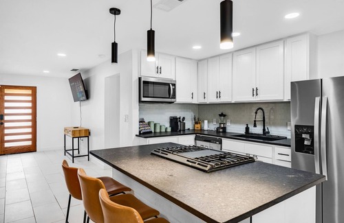 Oak Cliff House | Modern 3BR Near Downtown Yard & Garage