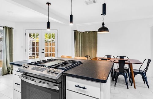 Oak Cliff House | Modern 3BR Near Downtown Yard & Garage