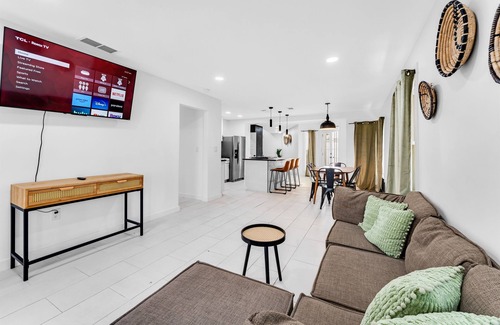 Oak Cliff House | Modern 3BR Near Downtown Yard & Garage