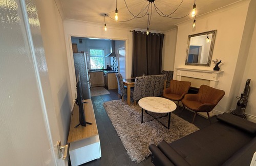 Doncaster House | Modern 3BR Near Town Families, Corporate & Contractors Sleeps 10