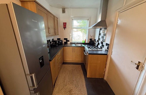 Doncaster House | Modern 3BR Near Town Families, Corporate & Contractors Sleeps 10